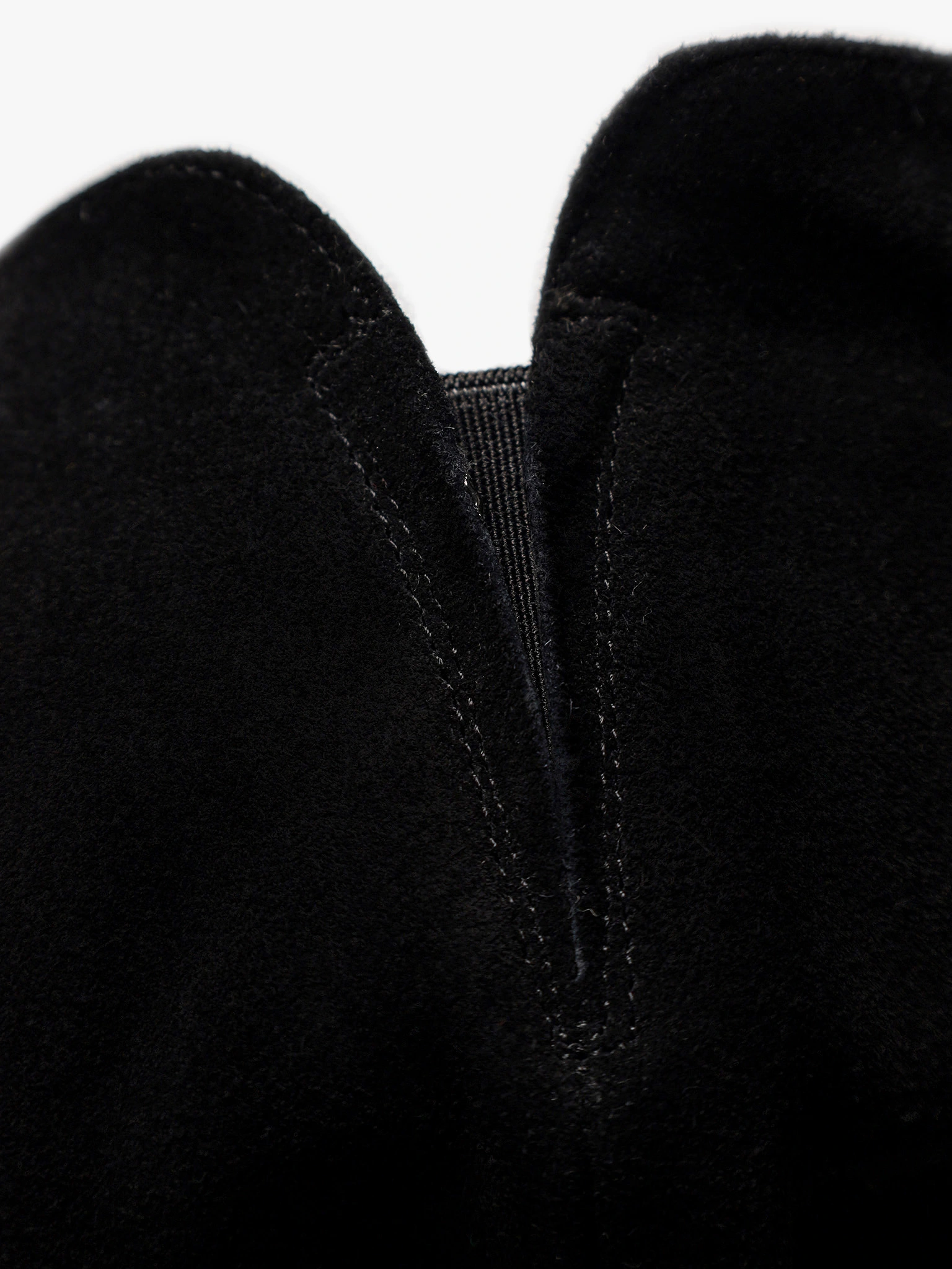 Сапоги черного цвета из натуральной замши на высоком каблуке